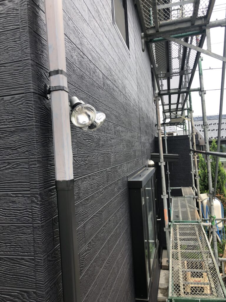 【施工事例】耐久性とデザイン性を両立！鉄板サイディングの上貼り工事